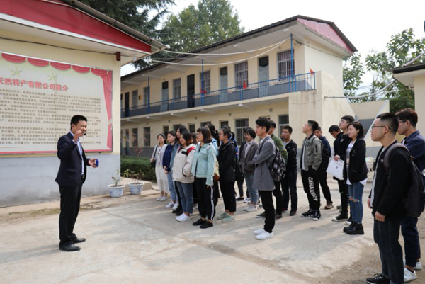 10月16日,校扶贫办副主任刘育龙与商学院教师常舒,于菊珍一道带领2016